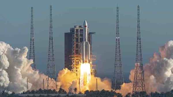 Chinas Rocket: నియంత్రణ కోల్పోయిన 19 వేల కిలోల చైనా రాకెట్.. భూమి వైపు వేగంగా దూసుకొస్తున్న శకలాలు.. భారీ ముప్పు తప్పదన్న నిపుణులు!