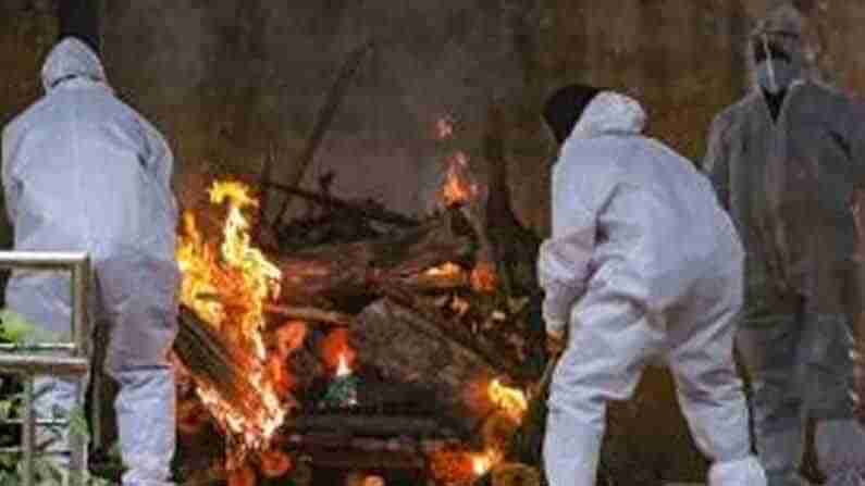 Corona Fear: కరోనా మృతుడి దహన సంస్కారాలను అడ్డుకున్న గ్రామస్థులు.. ఎందుకో తెలిస్తే షాక్ అవుతారు!