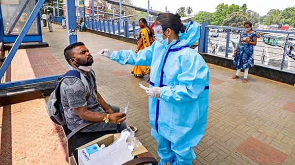 Corona: కర్ణాటకలో కరాళ నృత్యం చేస్తోన్న కరోనా.. గురువారం ఒక్క రోజే 35వేలకుపైగా కేసులు.. 344 మంది మృతి..