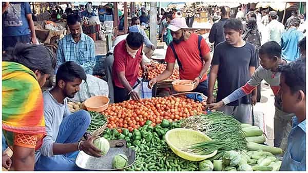 కరోనా సూపర్ స్ప్రెడర్స్గా రైతు బజార్లు.. నిబంధనలు పట్టించుకోని జనాలు.. మాస్కులు లేకుండా.!