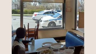 Viral:  గగుర్పాటుకు గురిచేసే చిత్రం…  చెట్టుపైకి నెమ్మ‌దిగా పాకేస్తున్న పైథాన్