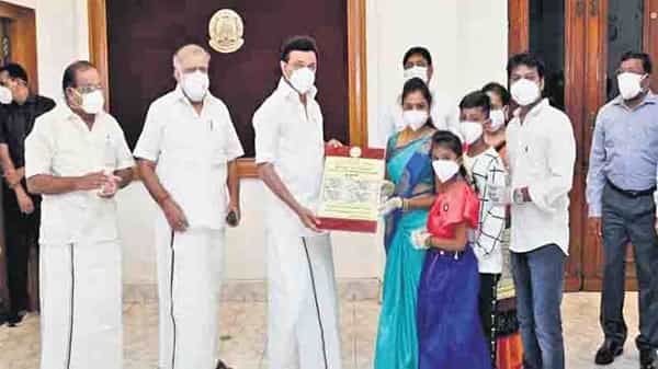 Tamil Nadu Covid help: రూ.2 వేల ఆర్థిక సాయం పంపిణీకి సీఎం స్టాలిన్ శ్రీకారం.. నగదు పంపిణీలో వృద్ధులకు తొలి ప్రాధాన్యత