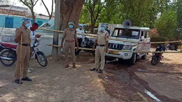 పెళ్లికి హాజరైన కరోనా పేషంట్ భోజనాలు వడ్డించాడు, చాలా మందికి ఆ వైరస్ అంటించాడు