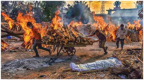 క్షణ క్షణం భయం..భయం., కాటికాపరుల గోడు, వ్యాక్సినేషన్ లో తమకూ ప్రాధాన్యమివ్వాలని డిమాండ్ , ఆదుకుంటున్న స్వచ్చంద సంస్థలు