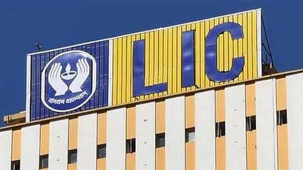 LIC Customers: ఎల్ఐసీ పాలసీదారులకు గుడ్న్యూస్.. కరోనా పరిస్థితుల్లో కస్టమర్లకు ఊరట కలిగించే నిర్ణయం