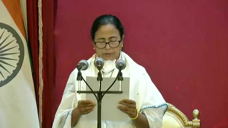 Mamata Banerjee Takes Oath: పశ్చిమ బెంగాల్ సీఎంగా మూడోసారి ప్రమాణ స్వీకారం చేసిన మమతా బెనర్జీ.. తొలి ప్రాధాన్యత అదేనంటూ ప్రకటన..