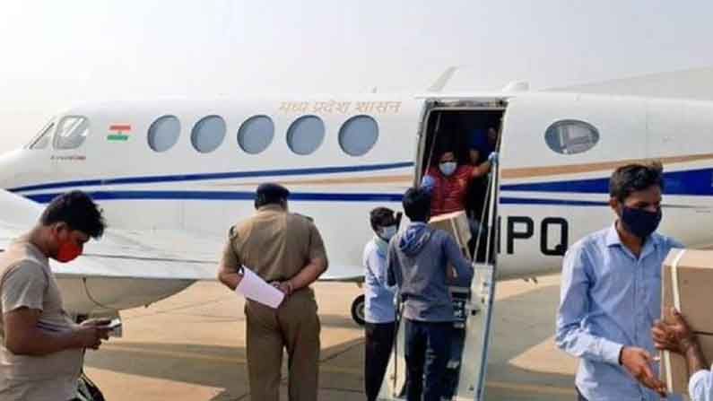 Crash Landing: రన్ వే పై జారిపోయిన మధ్యప్రదేశ్ రాష్ట్ర విమానం.. పైలెట్ సహా ముగ్గురికి గాయాలు..