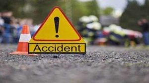 AP Road Accident: కాసేపట్లో ఇంటికి చేరుతారనగా.. దూసుకొచ్చిన మృత్యువు.. ఇద్దరు దుర్మరణం.. 