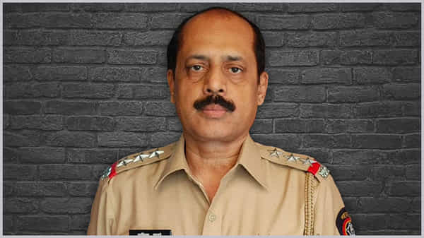ముకేశ్ అంబానీ ఇంటివద్ద బాంబు కేసు నిందితుడు మాజీ పోలీసు అధికారి సచిన్ వాజే డిస్మిస్ , ముంబై ఉన్నతాధికారుల ఆదేశాలు