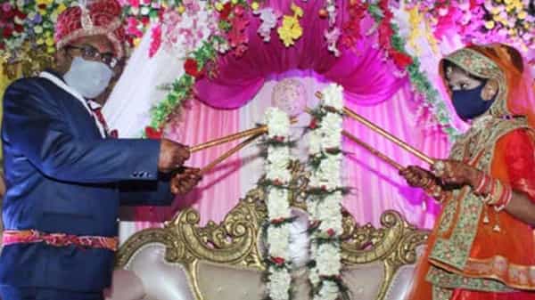 Corona Marriage: Corona Marriage: కరోనా భయంతో ఈ జంట దండలను ఎలా మార్చుకున్నారో చూడండి.. వైరల్గా మారిన వీడియో..
