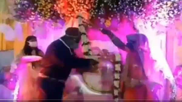 Social Distance: కరోనా నిబంధనలు.. తప్పని పెళ్లి వేడుకలు.. సామాజిక దూరం పాటిస్తూ ఈ జంట పెళ్లి ఎలా చేసుకుందో చూడండి..