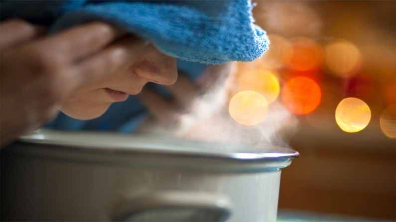 Steam Inhalation: కరోనా కోసం అతిగా ఆవిరి పడితే ప్రమాదమే.. ముక్కు దిబ్బడ కోసమే పట్టాలి..!