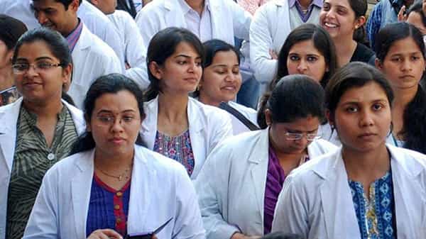 Junior doctors : నేటి నుంచి ఏపీలో జూనియర్ డాక్టర్ల సమ్మె .. రేపు కొవిడ్ విధులు, 12న అత్యవసర విధుల బహిష్కరణ నిర్ణయం