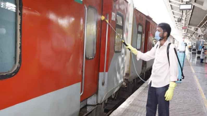 Train Journey: కరోనా భయం ఫుల్.. రైళ్ళలో ప్రయాణాలు నిల్..ఖాళీగా పరుగులు తీస్తున్న రైలు బళ్ళు!