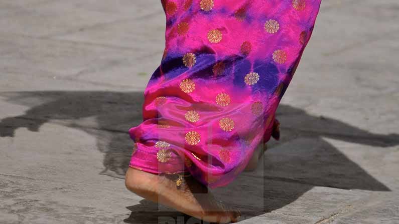 నాలుక కోసి ఏకంగా అమ్మవారికి నైవేద్యం పెట్టింది..! ఈమెది మామూలు అభిమానం కాదు.. చచ్చిపోయేంత..?