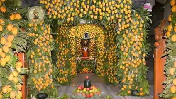 Akshaya Tritiya: అక్షయ తృతీయ రోజున ఏడు వేల మామిడి పండ్లతో ఆలయ అలంకరణ.. చూడడానికి రెండు కళ్లూ చాలవు..