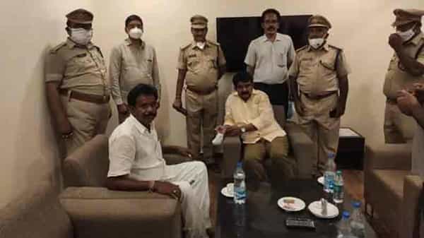 Anandayya : అర్ధరాత్రి ఆనందయ్య ఇంటికి పోలీసులు.. మందు పంపిణీ కేంద్రాన్ని ఖాళీ చేయించి తయారీ సామాగ్రి స్వాధీనం