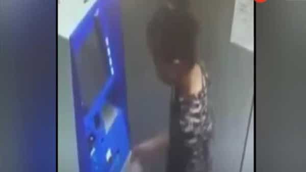 Viral: ఏటీఎంలో డబ్బును ఇలా కూడా డ్రా చేయొచ్చా.. యువతి చేసిన పనికి నెటిజన్లు ఫిదా.. వైరల్ వీడియో..