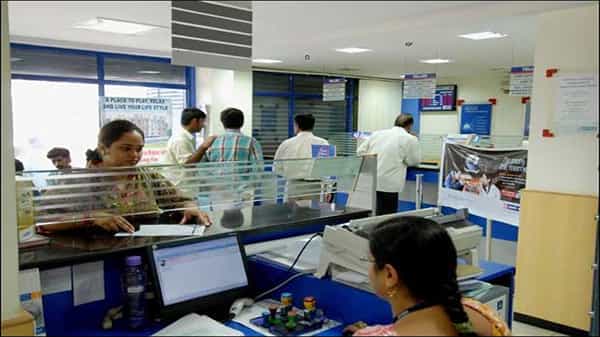 Banking Hours : తెలంగాణలో క్రమంగా మామూలు స్థితికి జనజీవనం.. రేపటి నుంచి బ్యాంకు పనివేళలు సైతం సాధారణ సమయాల్లోనే..