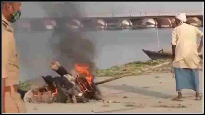 ఇదెక్కడి విచిత్రం ? కోవిడ్ రోగి మృతదేహం పెట్రోలు, టైర్లతో దహనం, యూపీలో దారుణం, ఐదుగురు పోలీసుల సస్పెన్షన్