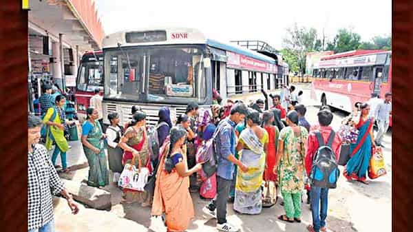 హైదరాబాద్లోని బస్టాండ్లపై లాక్డౌన్ ఎఫెక్ట్.. సొంత ఊరికి పయనమవుతున్న కష్టజీవులు