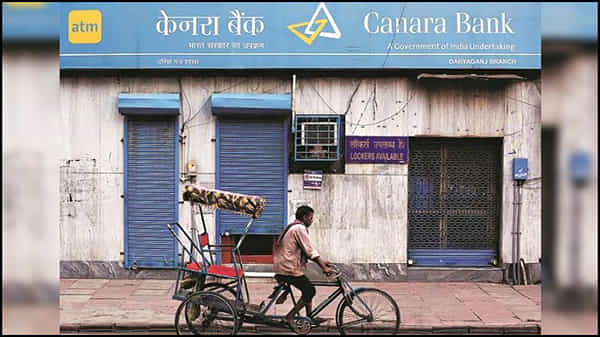 Canara Bank: లోన్ తీసుకోవాలనుకునే వారికి శుభవార్త.. 6 నెలలు ఈఎంఐ కట్టక్కర్లేదు! వివరాలివే..