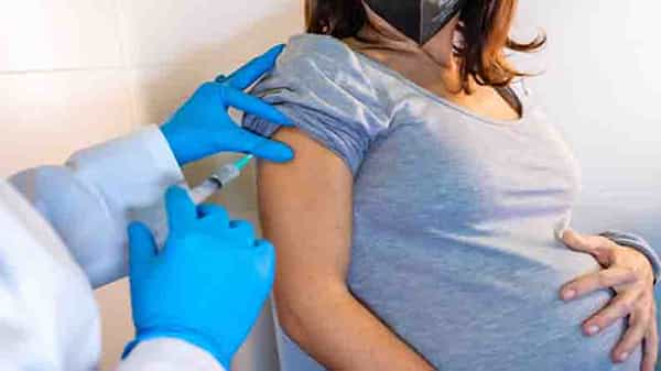 Covid Vaccine Guidelines: కరోనా వ్యాక్సినేషన్పై కేంద్రం కొత్త మార్గదర్శకాలు.. గర్బిణిలు, కోవిడ్తో కోలుకున్నవారు టీకా ఎప్పుడు తీసుకోవాలంటే..!