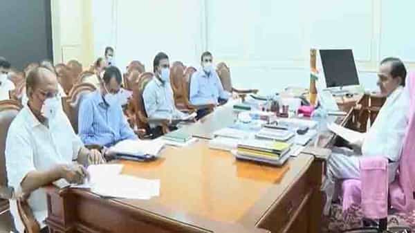CM KCR Review: కరోనా పరిస్థితులపై సీఎం కేసీఆర్ సమీక్ష.. వైరస్ నియంత్రణపై అధికారులకు కీలక సూచనలు
