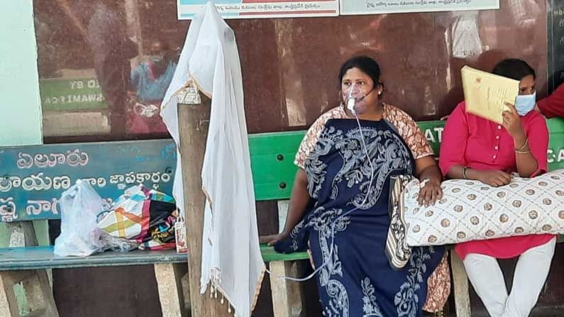 Andhra Corona:  ఏలూరు ప్రభుత్వాసుపత్రిలో దారుణ పరిస్థితులు..  క‌రోనా రోగుల‌కు బెంచ్ ల‌పైనే చికిత్స‌