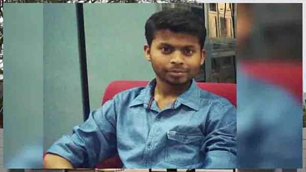 Young Doctor Dies: దేశ రాజధాని ఢిల్లీలో విషాదం.. కూర్చున్నచోటే కుప్పకూలిన యువ డాక్టర్.. గంటల వ్యవధిలో గాలిలో కలిసిన ప్రాణాలు