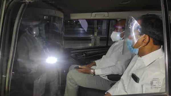 Etela in Delhi : ఢిల్లీ చేరుకున్న ఈటెల బృందం.. రెండు రోజుల పర్యటనలో బిజెపి అగ్రనేతలను కలిసే అవకాశం.! లైట్ తీసుకున్న టీఆర్ఎస్