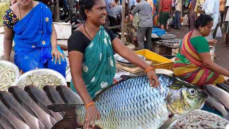 తూర్పుగోదావరి జిల్లాలో క‌రోనా వ్యాప్తి కేంద్రాలుగా చేప‌ల మార్కెట్లు.. నిబంధ‌న‌లు ప‌ట్టించుకోని జ‌నాలు