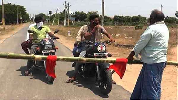 గేటు దాటితే అంతే.. మా ఊరికి రావద్దు.. మేము బయటకు రాము.. శివారులో చెక్పోస్టు ఏర్పాటు చేసుకున్న గ్రామస్తులు..!