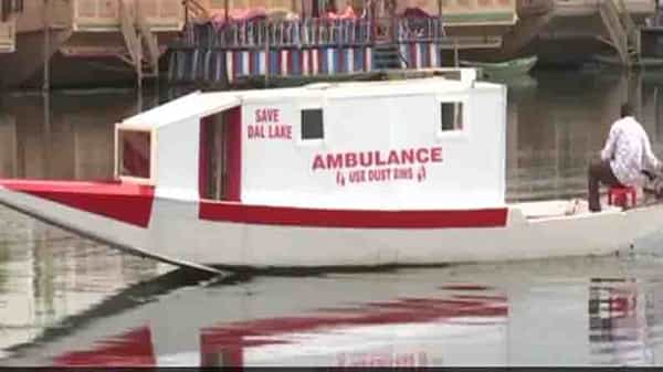 Floating Ambulance: కరోనా బాధితులకు అండగా నిలుస్తున్న కశ్మీర్ వాసి.. బోటునే అంబులెన్స్గా మార్చిన యువకుడు..!