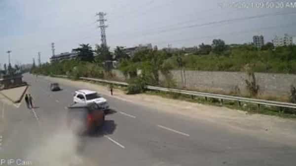 Hyderabad Accident: అతివేగంతో డ్రైవింగ్ చేస్తే ఇంతే.. సీసీటీవీ దృశ్యాలు షాకింగ్..