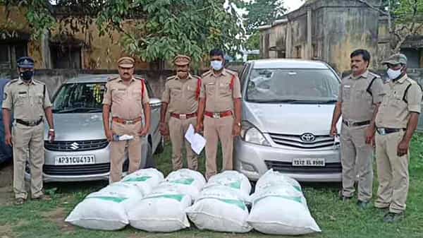 cannabis : జగ్గంపేట జాతీయ రహదారిపై రామవరం రాజస్థాన్ ధాబా దగ్గర 240 కేజీల గంజాయి పట్టివేత, ఇద్దరు హైదరాబాదీలు అరెస్ట్