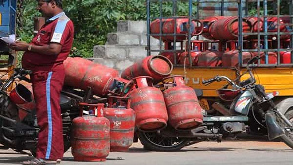 LPG Cylinder Booking: ఇంటి గ్యాస్ సిలిండర్ సిలిండర్ అయిపోయిందా..? అయితే వాట్సాప్లో బుక్ చేసుకోండి.. ఎలాగో తెలుసుకోండి