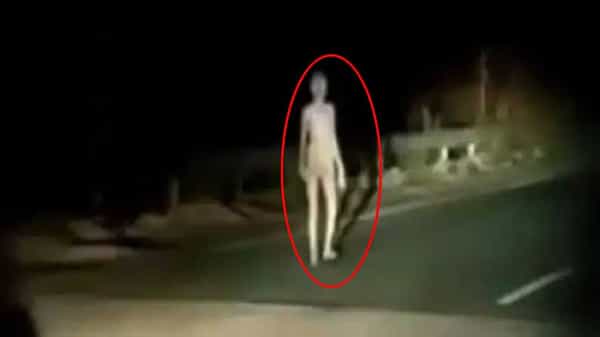 Viral Video: నల్లటి చీకటిలో, తెల్లటి ఆకారం.. భయంతో వణికిపోతున్న జనం..