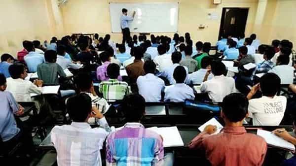 Covid-19: లాక్డౌన్ ఆంక్షల బేఖాతరు.. కోచింగ్ సెంటరులో 555 మంది విద్యార్థులు.. యజమాని అరెస్ట్..