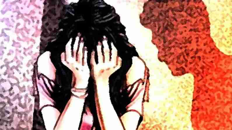 Pocso Act: టవల్ కట్టుకుని విద్యార్థినులకు పాఠ్యాంశాలు బోధించిన ఉపాధ్యాయుడు.. చివరికి ఏం జరిగిందంటే..