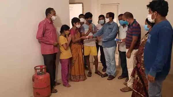 Helping Hands : కొత్వాల్ శ్రీనివాస్ కుటుంబ పరిస్థితి తెల్సుకొని చలించిపోయిన మంత్రి హరీశ్ రావు.. యుద్ధ ప్రాతిపదికన ఏంచేశారంటే. .!