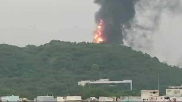 HPCL : విశాఖపట్నం హిందూస్తాన్ పెట్రోలియం కార్పొరేషన్ లిమిటెడ్లో భారీ అగ్నిప్రమాదం, పరుగులు తీసిన జనం