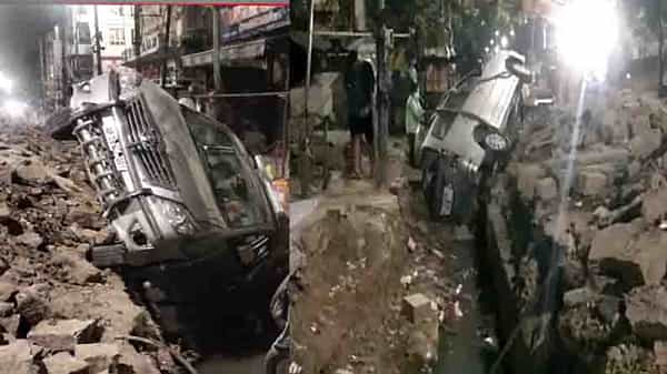 Car Accident: గ్రేటర్ అధికారుల నిర్లక్ష్యానికి ఆసుపత్రిపాలై కుటుంబం.. రోడ్డు మధ్య గొయ్యిలో పడ్డ కారు..!