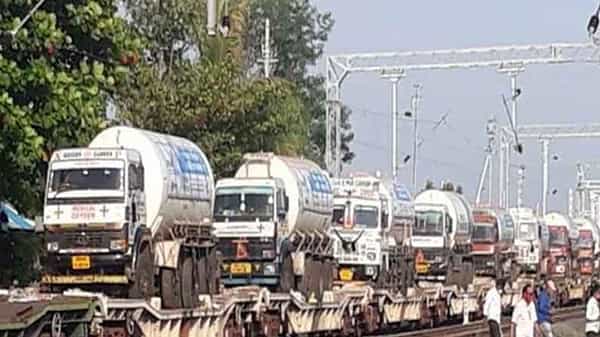 Indian Railways: ఉసురు కోల్పోతున్న జనాళికి ఊపిరి పోస్తూ రికార్డు పరుగులు తీస్తున్న మన రైలు బళ్ళు..
