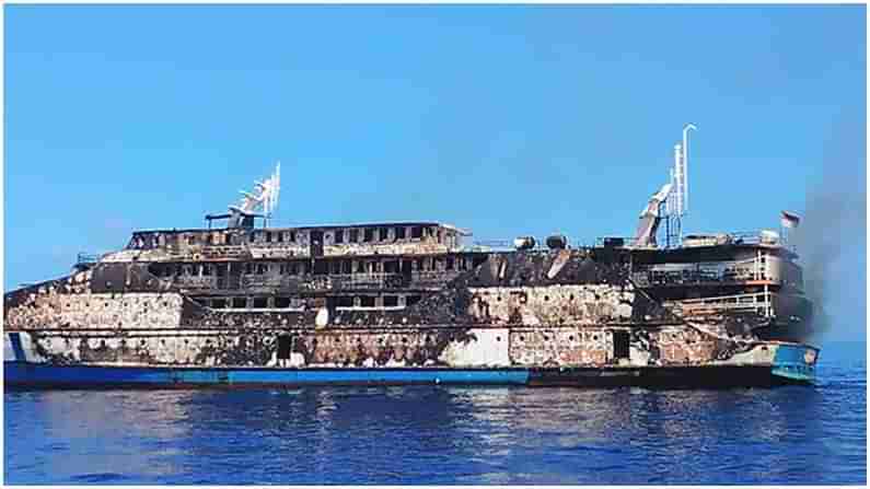 ఇండోనేసియాలో నౌకలో ఉవ్వెత్తున ఎగసిన మంటలు, లైఫ్ జాకెట్లతో సముద్రంలోకి దూకిన ప్రయాణికులు , అంతా క్షేమం.