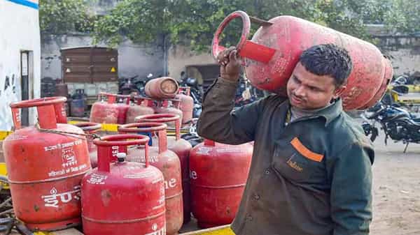 LPG Gas: షాకింగ్ న్యూస్.. ఈనెల 29 నుంచి తెలంగాణలో ఎల్పీజీ గ్యాస్ హోమ్ డెలివరీ నిలిపివేత.. ఎందుకంటే..!