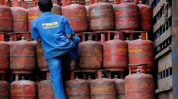 LPG Gas Cylinder : గ్యాస్ వినియోగదారులకు గుడ్ న్యూస్..! కంపెనీ ఏదైనా సిలిండర్ తీసుకునే అవకాశం..? త్వరలో నిబంధనల సడలింపు..
