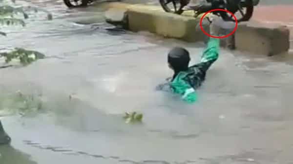Drainage deaths: డ్రైనేజీలో గల్లంతైన మరో కార్మికుడి కోసం కొనసాగుతోన్న గాలింపు, 24 గంటలు దాటినా దొరకని ఆచూకీ