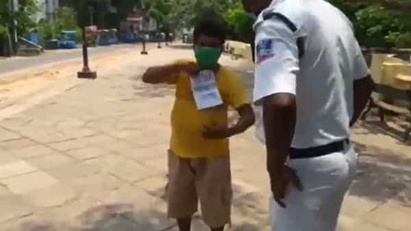 Viral News: స్వీట్ల కోసం ఆరాటం.. లాక్ డౌన్ లో మెడలో బోర్డు వేసకుని మరీ పోరాటం