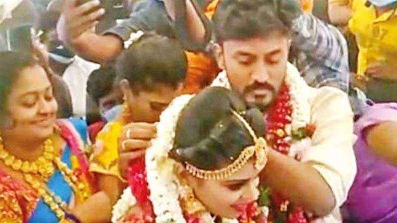 Marriage in Plane: కరోనా ఎఫెక్ట్.. విమానంలో ఘనంగా పెళ్లి.. ప్రొటోకాల్ మిస్.. ఆ తర్వాత ఏమైందంటే..?